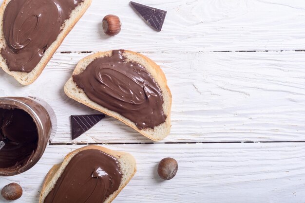 Sándwich de crema de turrón de nueces con chocolate