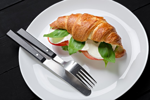 Sandwich Croissant in Teller zum Frühstück Nahaufnahme