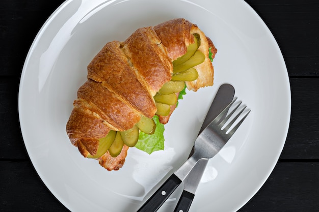 Sandwich Croissant in Teller zum Frühstück Nahaufnahme