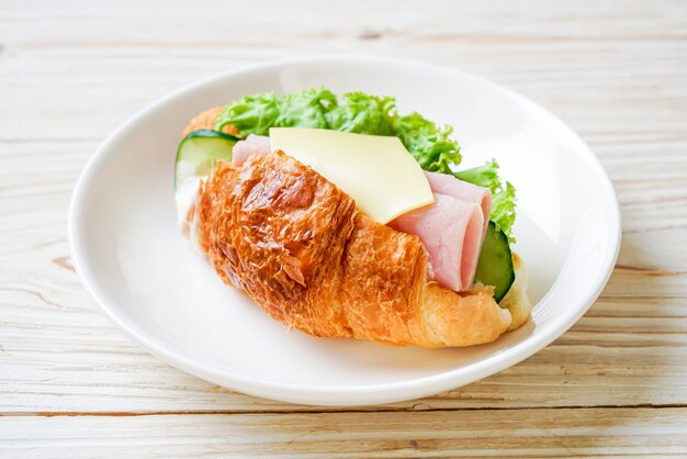 sándwich croissant jamón queso