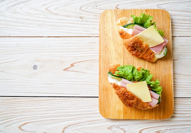 sándwich croissant jamón queso