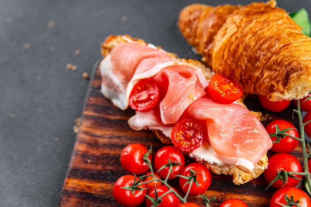 sándwich de croissant jamón, tomate, ensalada de hojas verdes comida rápida para llevar comida saludable comida merienda