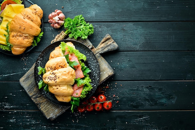 Sandwich Croissant mit Lachstomaten und Zwiebeln Frühstück Draufsicht Freier Platz für Ihren Text