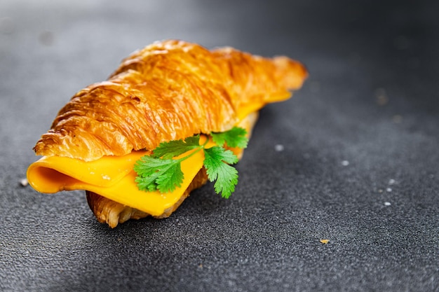 Sándwich croissant con queso comida rápida comida para llevar comida snack en la mesa espacio de copia comida