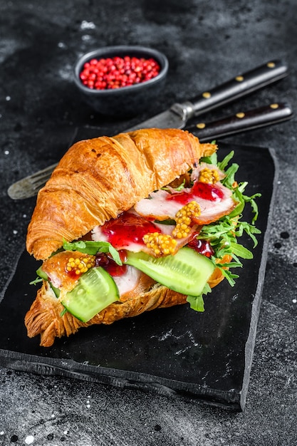 Sándwich de croissant con queso, rúcula y jamón