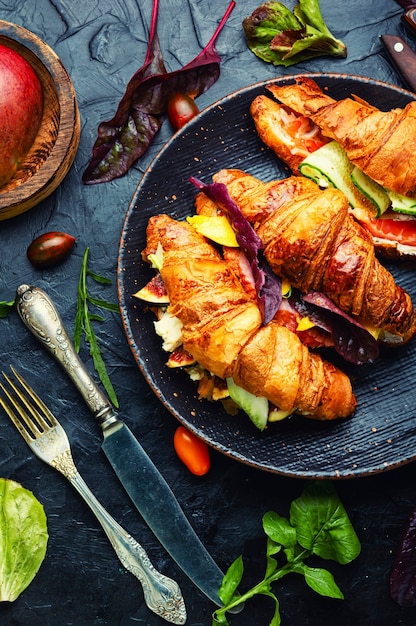 Sándwich de croissant con relleno de carne y pescado