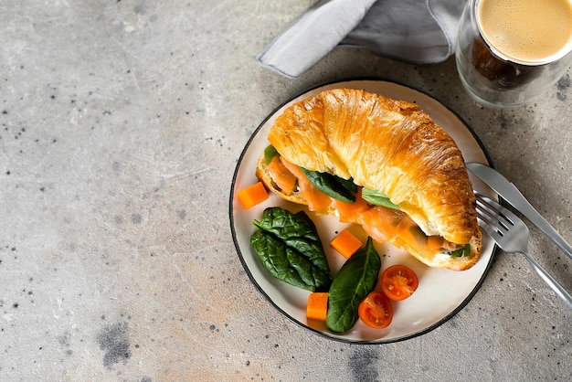 Sándwich de croissant con requesón salmón espinacas Desayuno saludable Vista superior espacio de copia