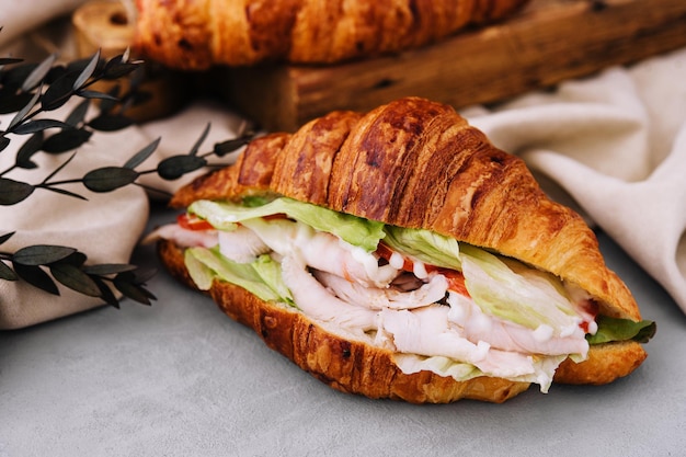 Sándwich de croissant con tomate de jamón y lechuga