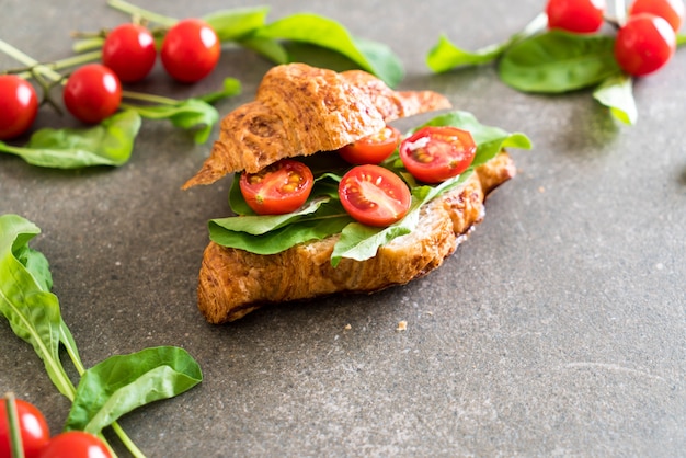 Sándwich De Croissant De Tomate