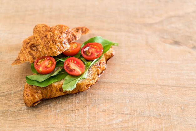 Sándwich De Croissant De Tomate