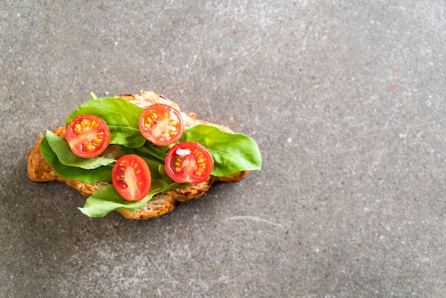 Foto sandwich de croissant de tomates