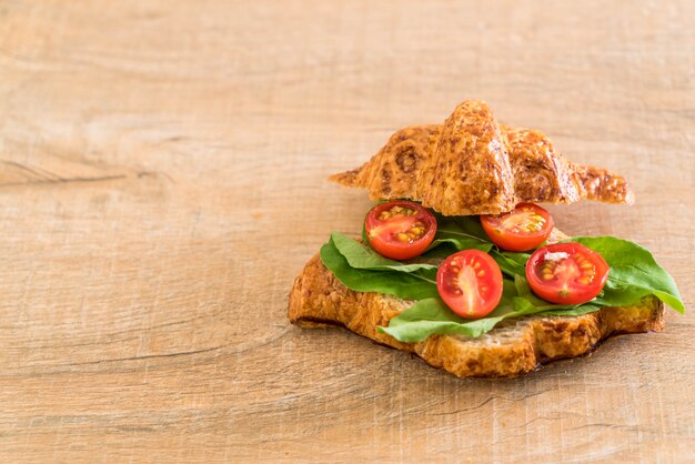 sandwich de croissant de tomates