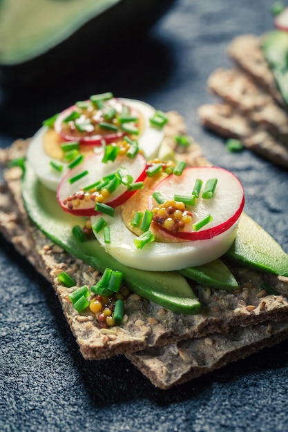 Sándwich crujiente con aguacate, cebollino y huevos