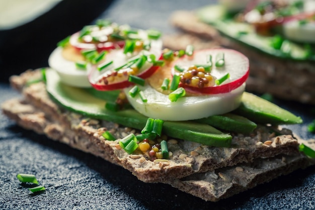 Sándwich crujiente con huevos de aguacate y rábano