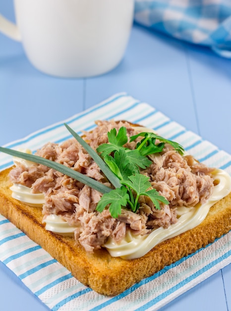 Sándwich de desayuno con atún y verdor