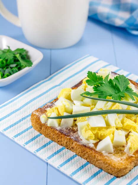 Sandwich de desayuno con huevos picados