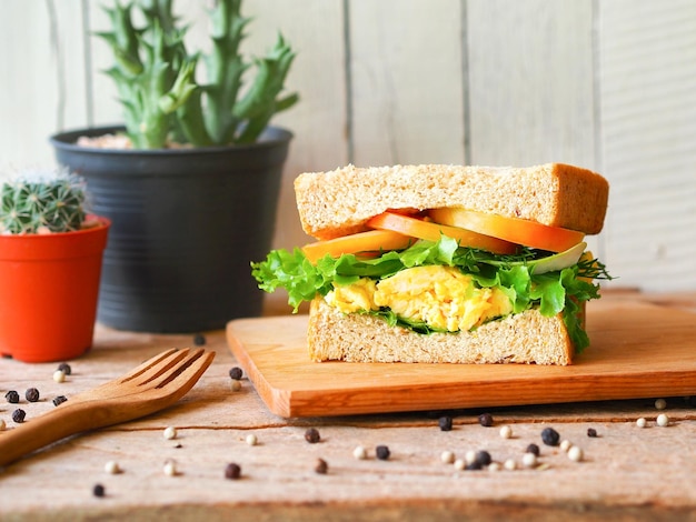 Sándwich de desayuno con huevos revueltos