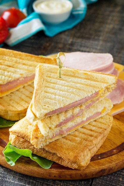 Sándwich doble tostado con jamón