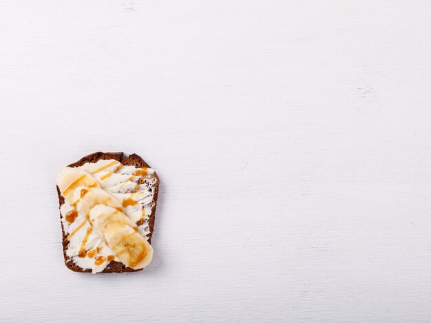 Foto sándwich dulce con queso crema y plátano.