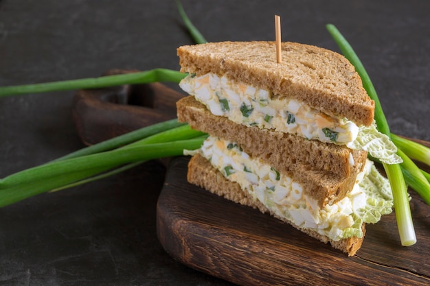 Foto sándwich de ensalada de huevo sobre pan integral. de cerca