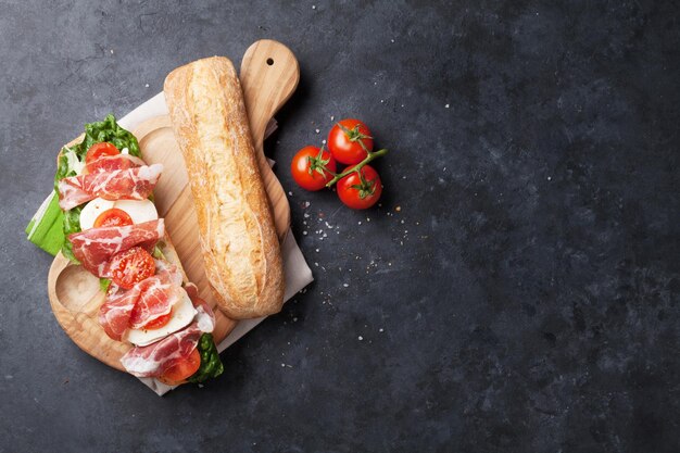 Sándwich con ensalada de prosciutto y mozzarella