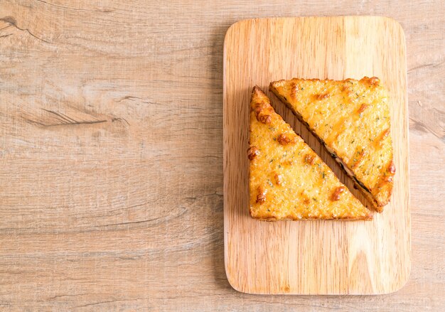 Foto sándwich de espinaca y jamón al horno