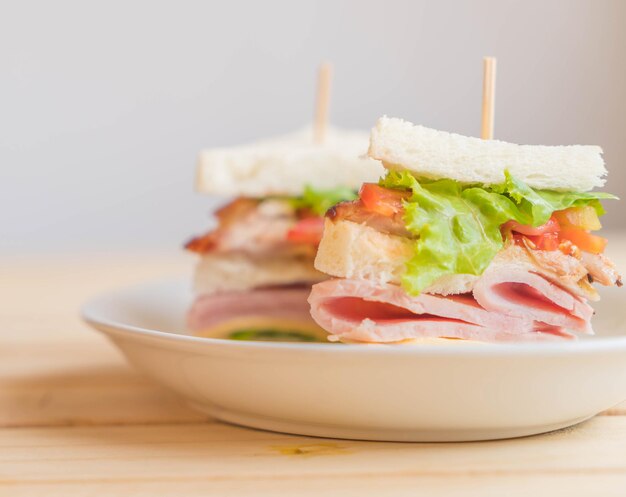 sándwich con fondo de madera