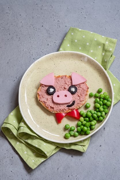 Foto sándwich en forma de cerdo con judías verdes