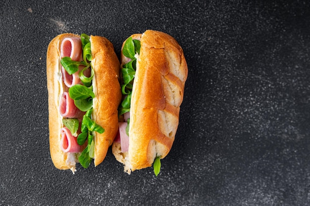 sandwich französische milchbrötchen schinken, käse, salat grüne blätter bioprodukt frische gesunde mahlzeit lebensmittel