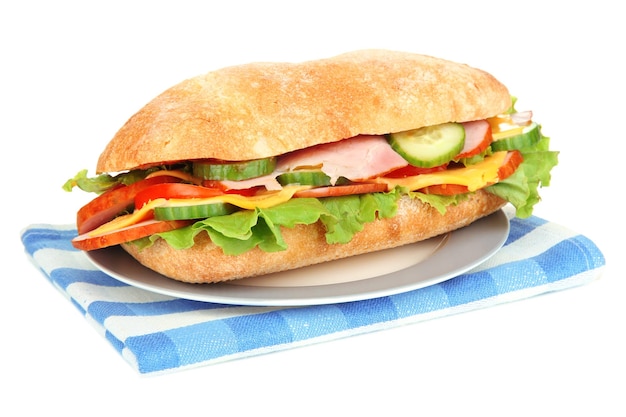 Sándwich fresco y sabroso con jamón y verduras aisladas en blanco