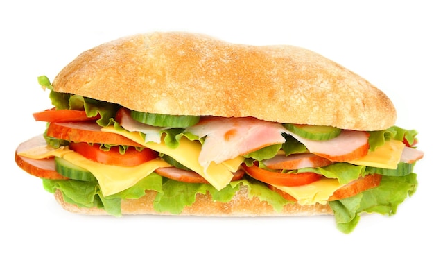 Sándwich fresco y sabroso con jamón y verduras aisladas en blanco
