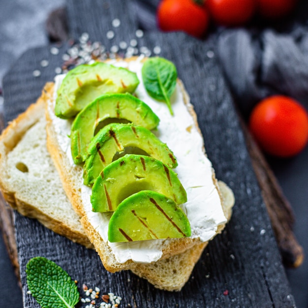 Sándwich frito de aguacate ensalada de verduras lechuga asada espinaca rúcula snack barbacoa