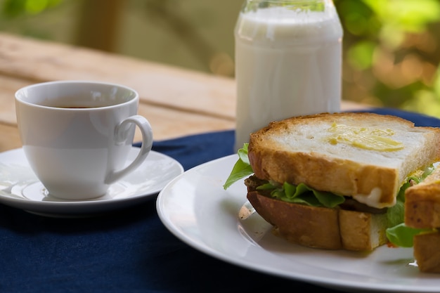 Sandwich Frühstück mit Milch und heißem Kaffee am Morgen