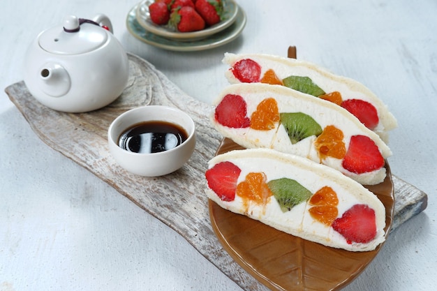 Sándwich de frutas dulces al estilo japonés (sando de frutas) con muchas frutas. Desayuno dulce de verano