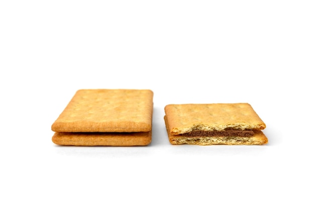 Foto sándwich de galleta con relleno de chocolate aislado sobre fondo blanco.