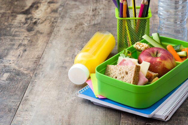 Sandwich, Gemüse, Obst und Saft auf Holztisch Kopie Raum