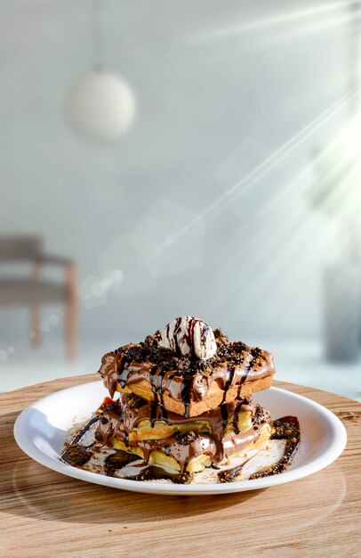 Foto sándwich de gofres de chocolate con helado de vainilla