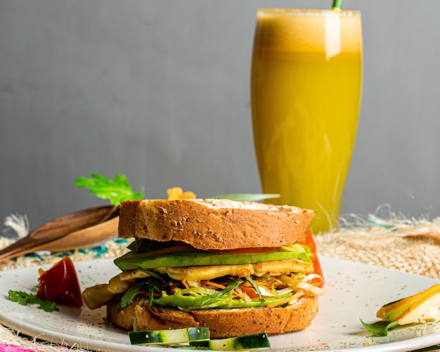 sándwich gourmet con jugo