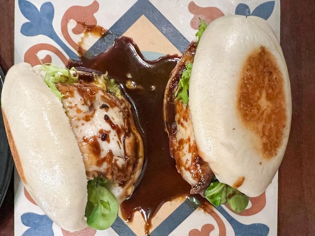 Sándwich gourmet de pan dulce con lechuga de carne y salsa agridulce