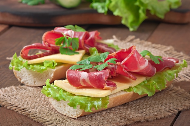 Sándwich grande con carne cruda ahumada en madera