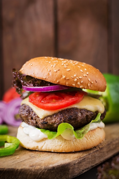 Sándwich grande: hamburguesa con carne, queso, tomate y salsa tártara