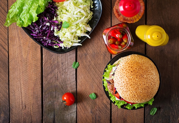 Sandwich-Hamburger mit saftigen Burgern, Käse und Kohlmischung. Draufsicht