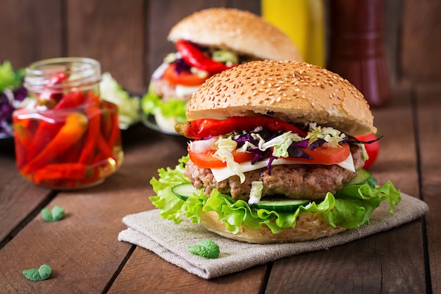 Sandwich-Hamburger mit saftigen Burgern, Käse und Kohlmischung