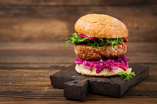 Sandwich-Hamburger mit saftigen Burgern, Rotkohl und rosa Soße