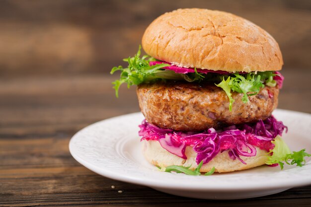 Sandwich de hamburguesa con jugosas hamburguesas, col lombarda y salsa rosa