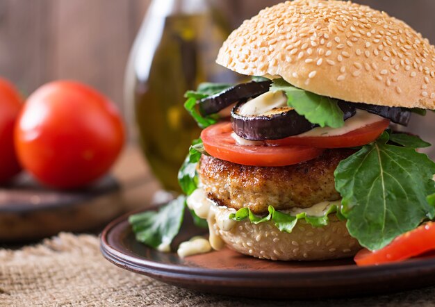 Sandwich con hamburguesa de pollo, tomate y lechuga