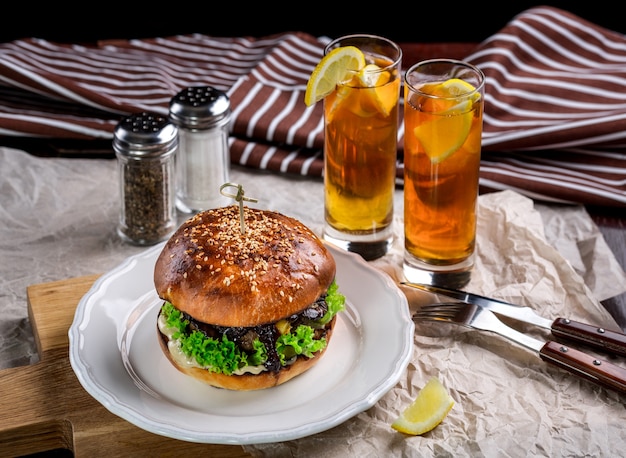 Sándwich de hamburguesa de pollo, tomate, queso y lechuga