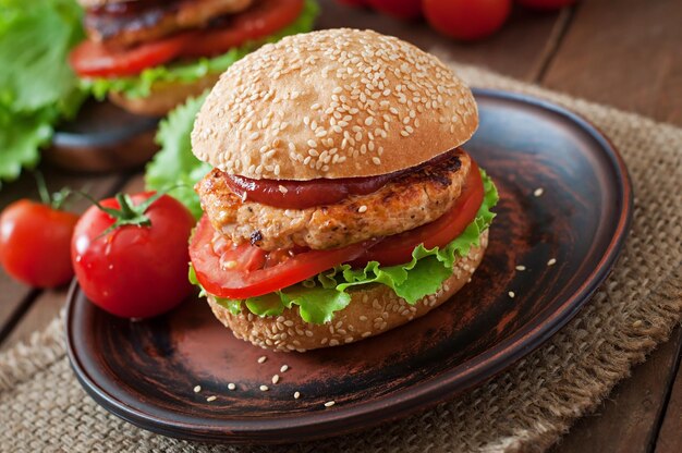 Sándwich con hamburguesa de pollo, tomates y lechuga