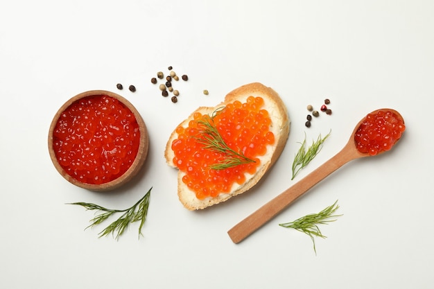 Sandwich, Holzschale und Löffel mit Kaviar auf weißem Hintergrund, Draufsicht