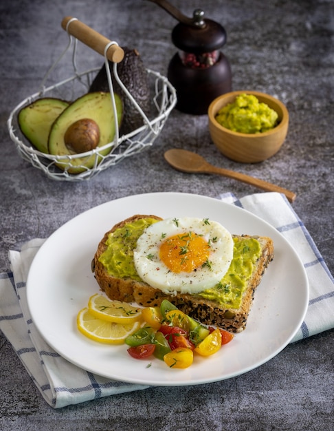 Sándwich de huevo de aguacate con pan integral